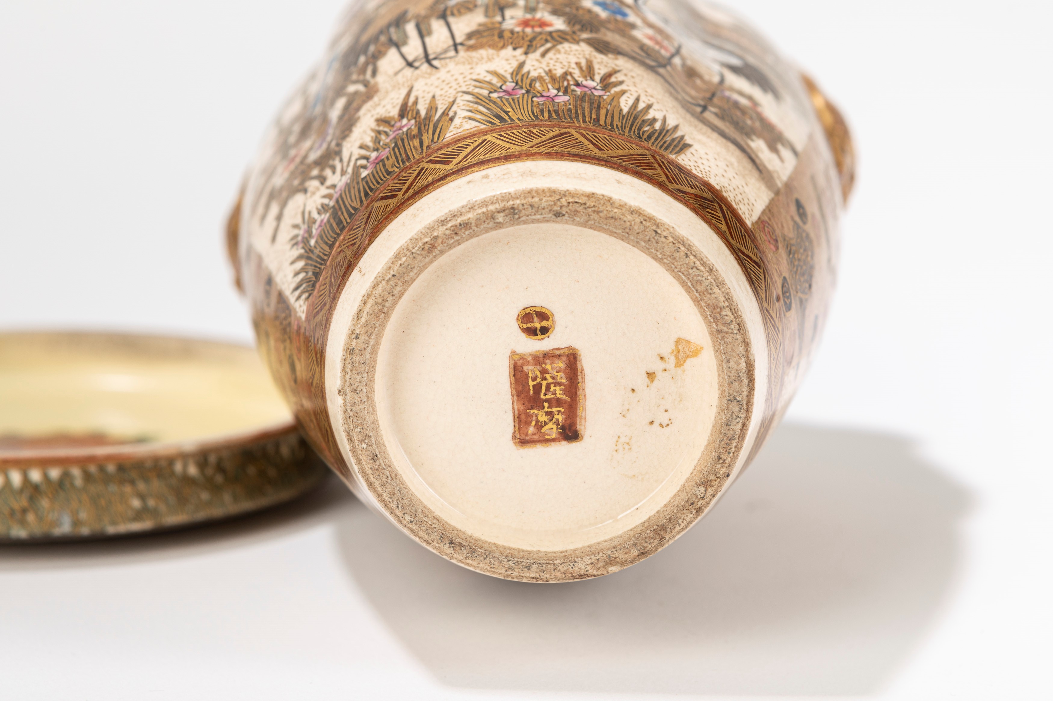 Ceramica Satsuma, Scatola e due vasetti costolati decorati con motivi floreali e zoomorfi, Giappo...