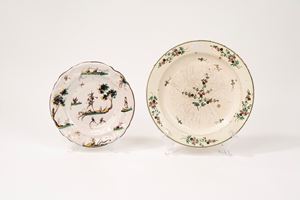 Lotto composto da due piatti in maiolica policroma