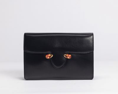 Borsa pochette in pelle nera con interno rosso e chiusura in metallo dorato