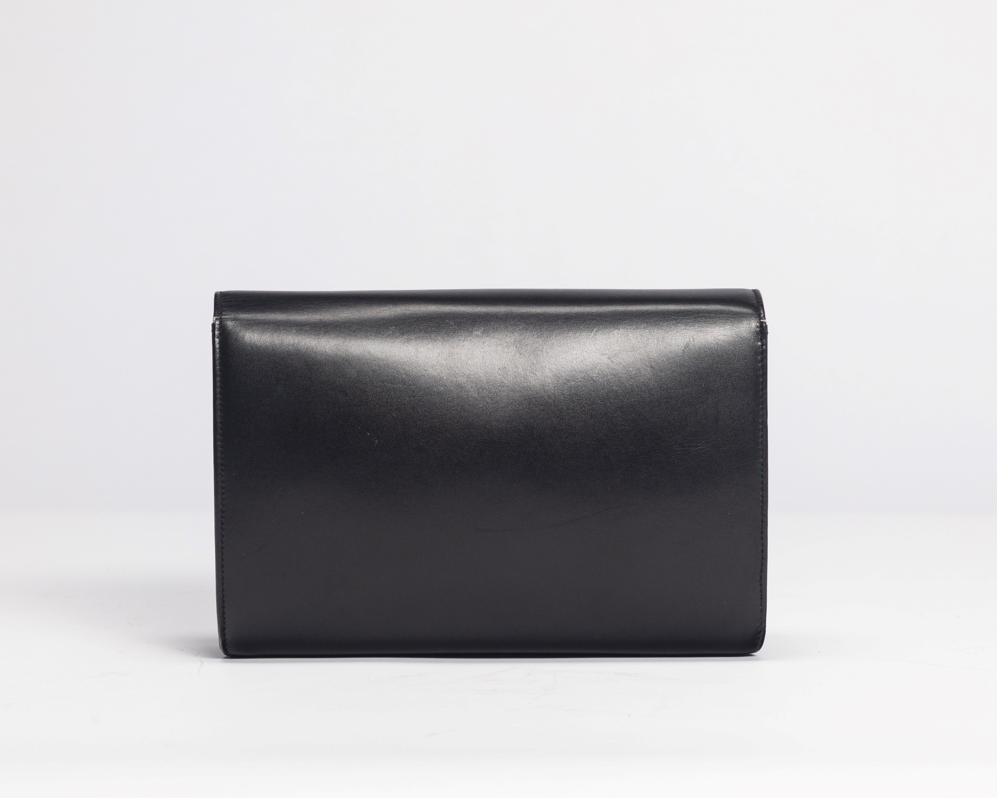 Gucci - Borsa pochette in pelle nera con interno rosso e chiusura in metallo dorato