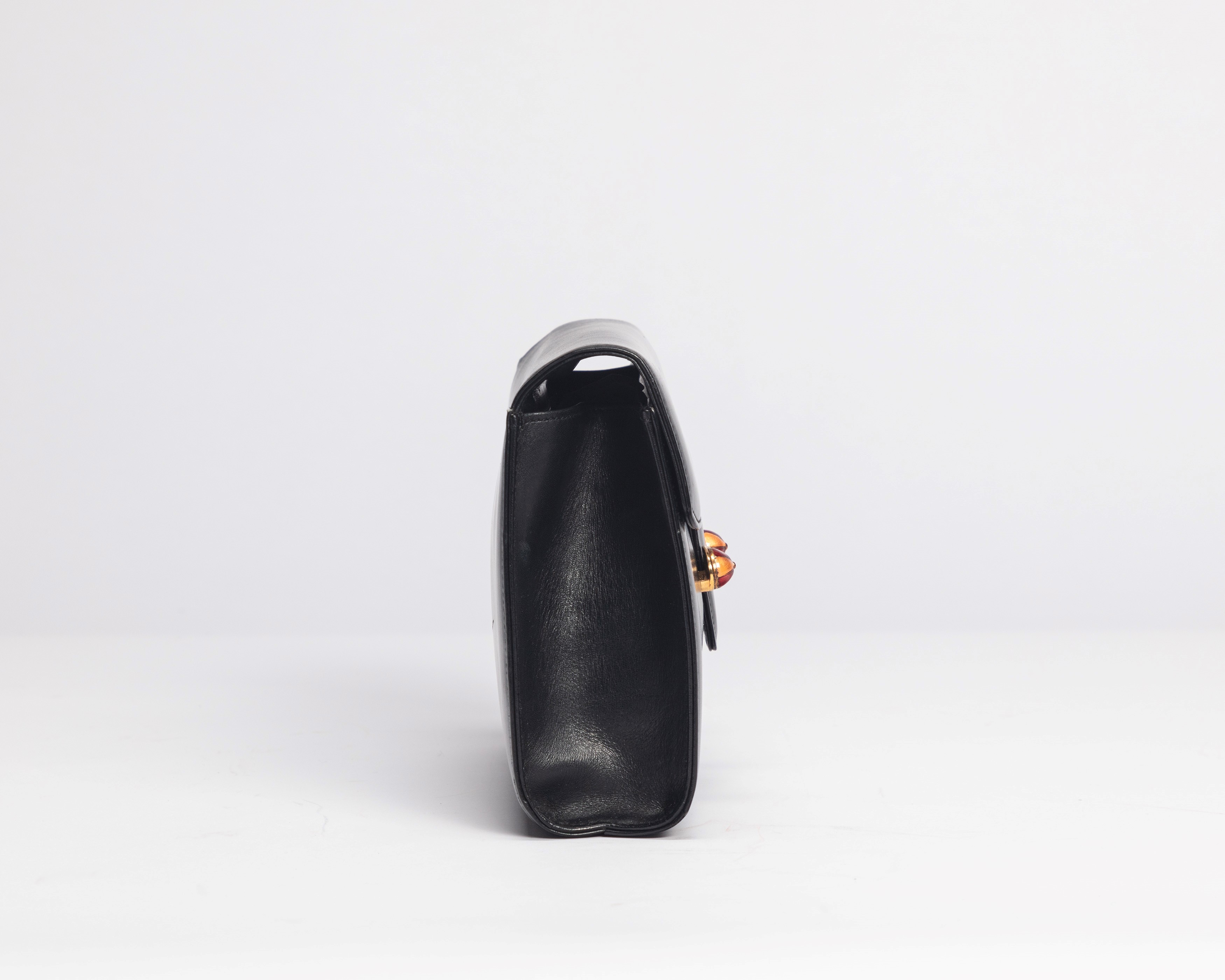 Gucci - Borsa pochette in pelle nera con interno rosso e chiusura in metallo dorato
