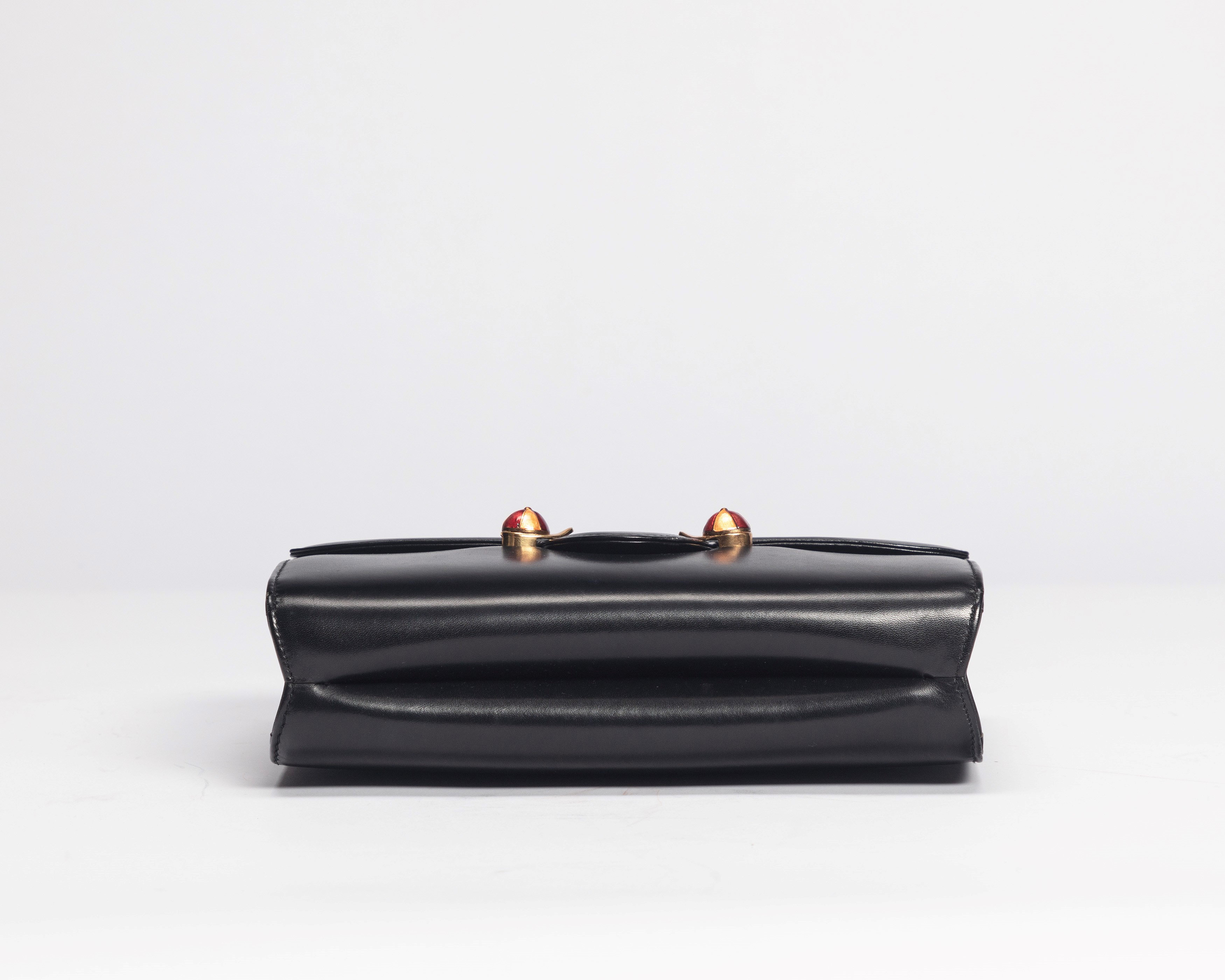 Gucci - Borsa pochette in pelle nera con interno rosso e chiusura in metallo dorato