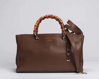 Borsa in pelle color tabacco con dettagli in metallo dorato