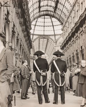Senza titolo (Carabinieri, Galleria Vittorio Emanuele, Milano)
