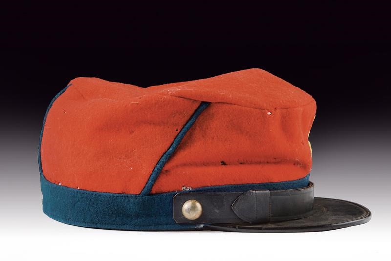Berretto garibaldino, Regno d'Italia, in panno rosso con visiera nera
