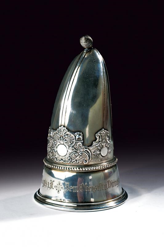 Miniatura in argento di una mitria del 1° Reggimento della Guardia, Prussia, 1906, altezza 13.8 c...