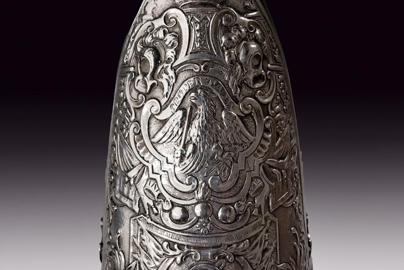 Miniatura in argento di una mitria del 1° Reggimento della Guardia, Prussia, 1906, altezza 13.8 c...