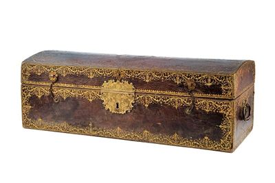 Baule con insegne reali di Francia, legno rivestito in pelle rossa, metà XIX Secolo