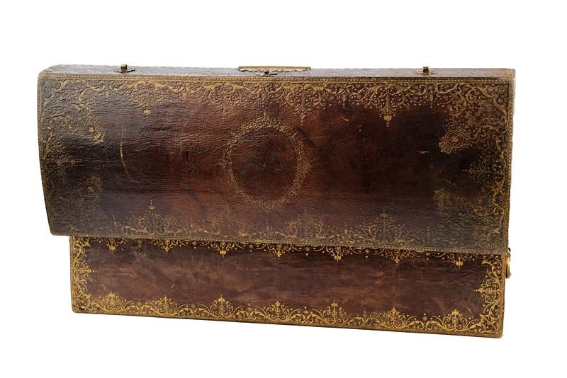 Baule con insegne reali di Francia, legno rivestito in pelle rossa, metà XIX Secolo