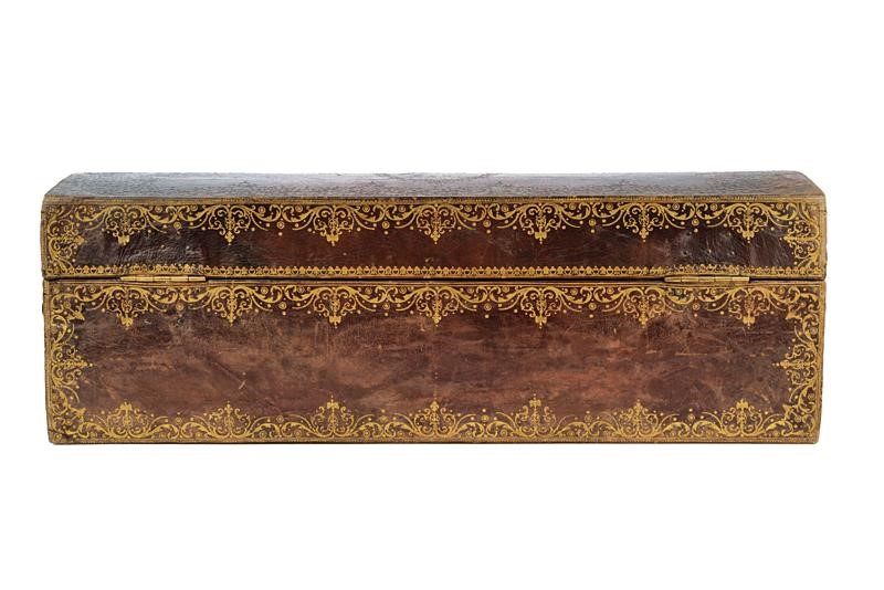 Baule con insegne reali di Francia, legno rivestito in pelle rossa, metà XIX Secolo