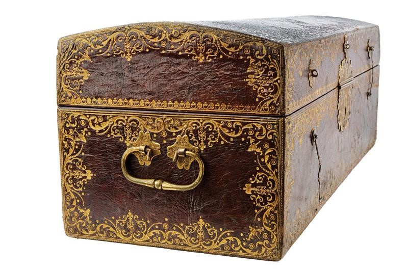 Baule con insegne reali di Francia, legno rivestito in pelle rossa, metà XIX Secolo