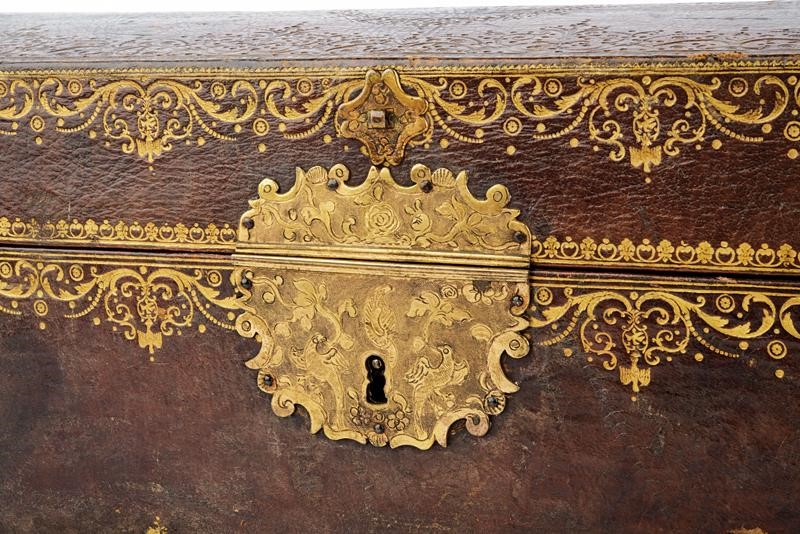 Baule con insegne reali di Francia, legno rivestito in pelle rossa, metà XIX Secolo