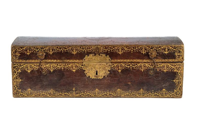 Baule con insegne reali di Francia, legno rivestito in pelle rossa, metà XIX Secolo
