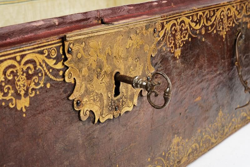 Baule con insegne reali di Francia, legno rivestito in pelle rossa, metà XIX Secolo