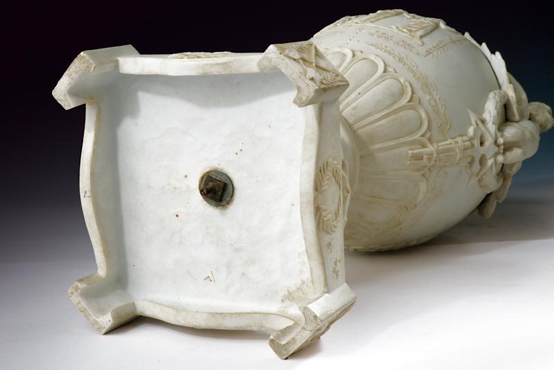 Anfore patriottiche in porcellana biscuit, Francia, circa 1900