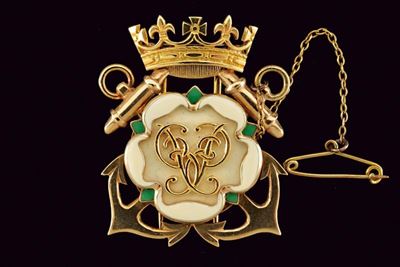 Spilla di marina della Casa Reale, argento dorato e smaltato, Inghilterra, 1900 circa