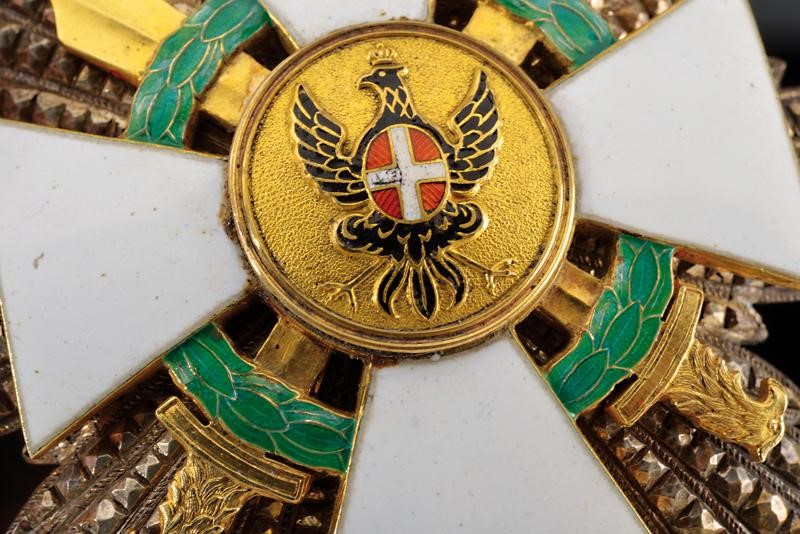 Ordine civile e militare dell'Aquila romana, Placca in argento smaltato con spade, 1942-1945
