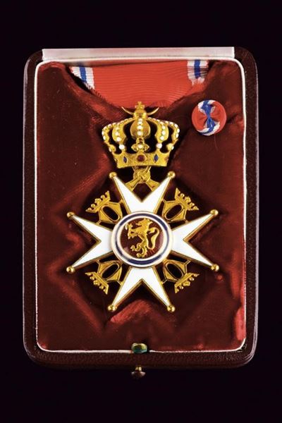 Ordine reale Norvegese di Sant'Olaf, Croce da cavaliere di seconda classe in oro e smalti, 1953