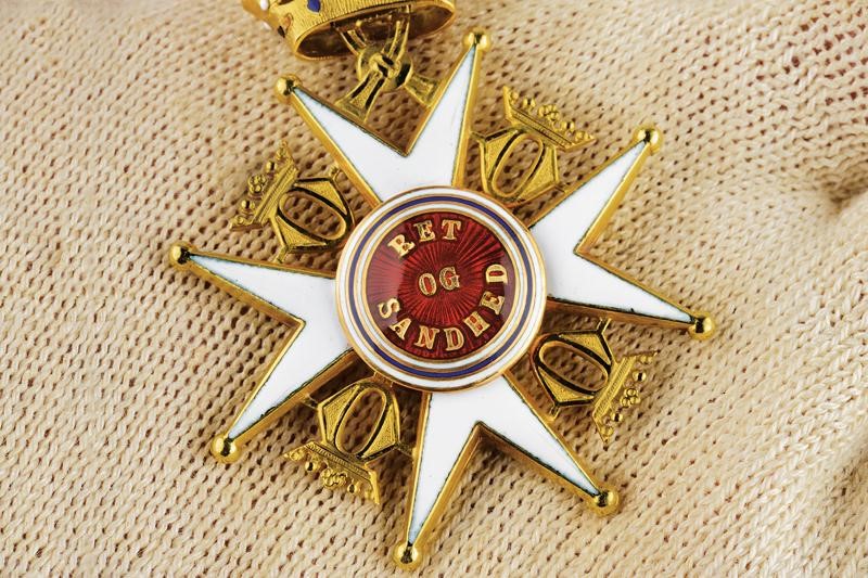 Ordine reale Norvegese di Sant'Olaf, Croce da cavaliere di seconda classe in oro e smalti, 1953
