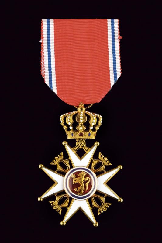 Ordine reale Norvegese di Sant'Olaf, Croce da cavaliere di seconda classe in oro e smalti, 1953