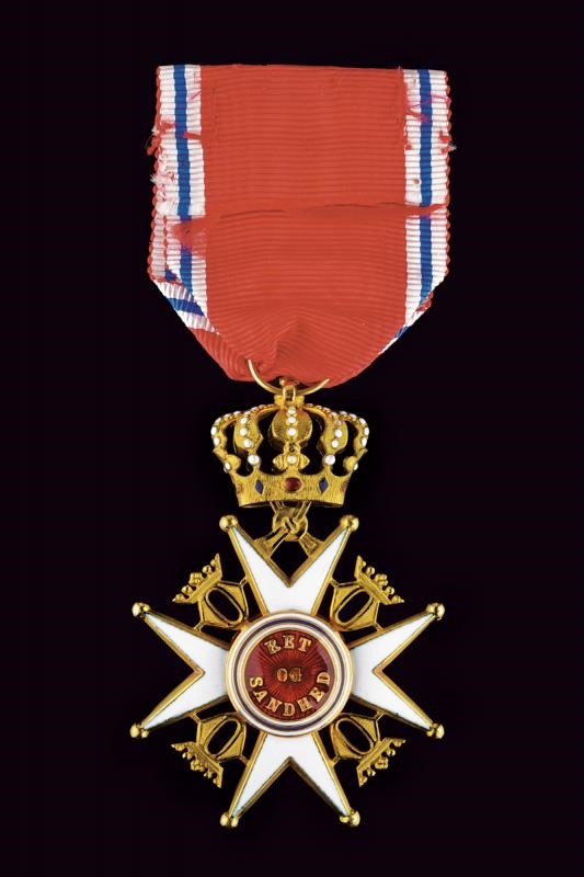 Ordine reale Norvegese di Sant'Olaf, Croce da cavaliere di seconda classe in oro e smalti, 1953