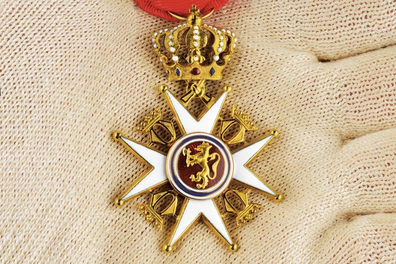 Ordine reale Norvegese di Sant'Olaf, Croce da cavaliere di seconda classe in oro e smalti, 1953