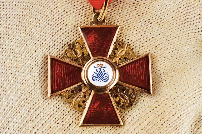 Ordine di Sant'Anna, Croce da cavaliere in oro e smalti con punzoni russi
