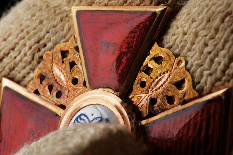 Ordine di Sant'Anna, Croce da cavaliere in oro e smalti con punzoni russi