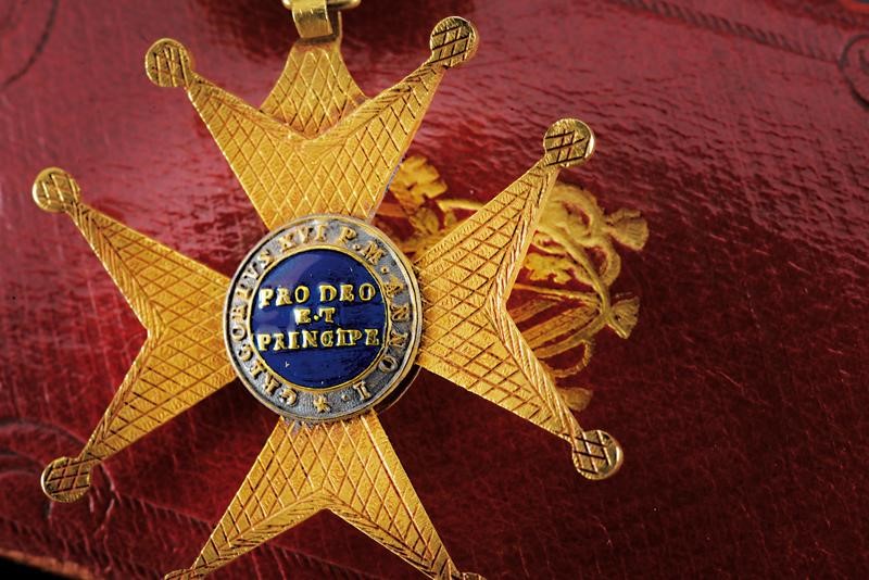 Ordine di San Gregorio Magno, Croce da cavaliere militare in oro e smalti con nastro originale