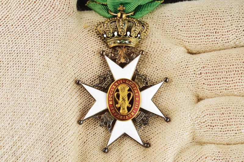 Ordine di Vasa, Croce da cavaliere in bronzo smaltato e oro