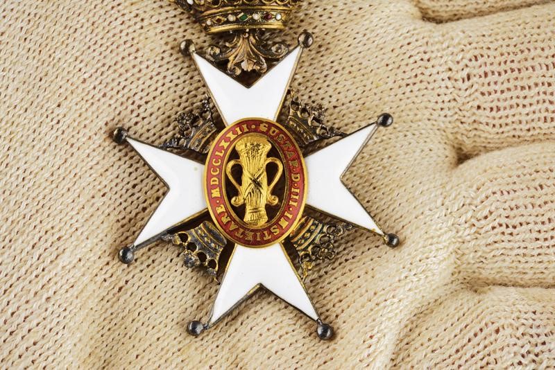 Ordine di Vasa, Croce da cavaliere in bronzo smaltato e oro