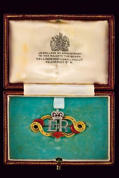 Spilla con monogramma di Elisabetta II, oro giallo e bianco, formato 4.1 x 2.2 cm