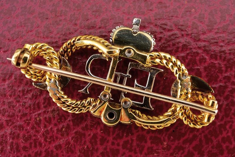 Spilla con monogramma di Elisabetta II, oro giallo e bianco, formato 4.1 x 2.2 cm