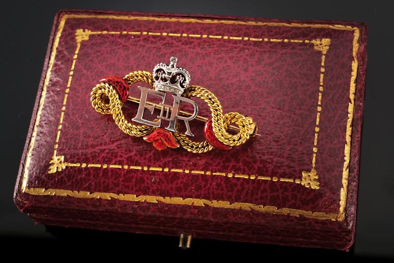 Spilla con monogramma di Elisabetta II, oro giallo e bianco, formato 4.1 x 2.2 cm