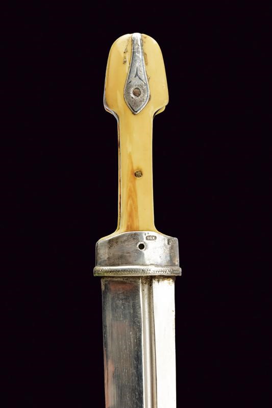 Bel kindjal, lama dritta con impugnatura in zanna di tricheco, Caucaso, circa 1900