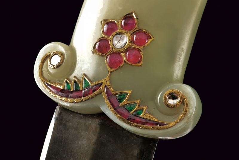 Kandshar, impugnatura in giada e decorazioni in pietra dura, India Moghul
