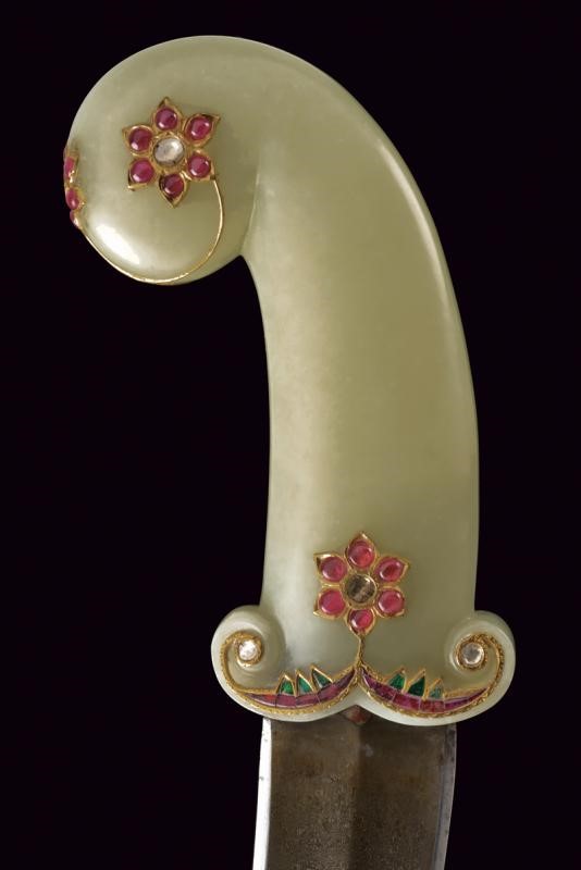 Kandshar, impugnatura in giada e decorazioni in pietra dura, India Moghul