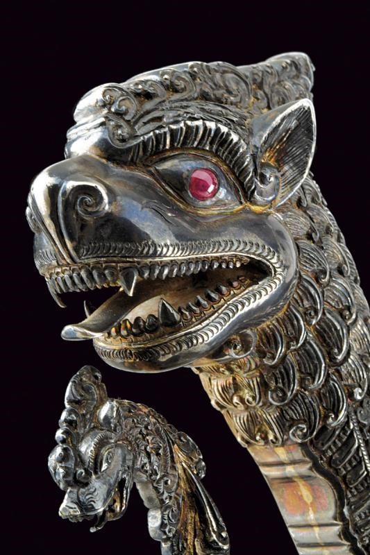 Kastane, lama in argento massiccio con ornamenti a teste di drago