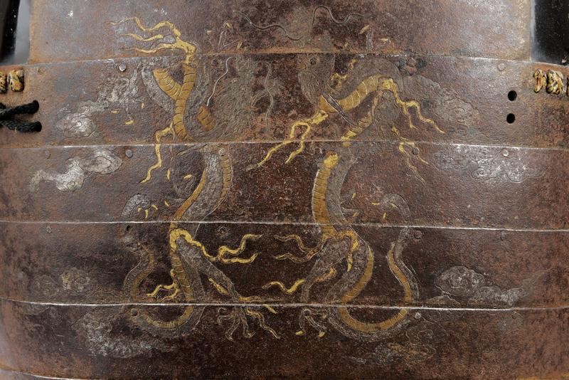 Okegawa Do, armatura in ferro del Periodo Edo con dragone in argento e oro