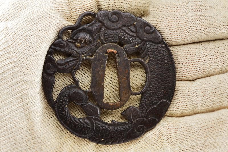 Mutsu no Kami Juji Wara Toshi Naga, Katana firmata con koshirae in ferro e legno laccato