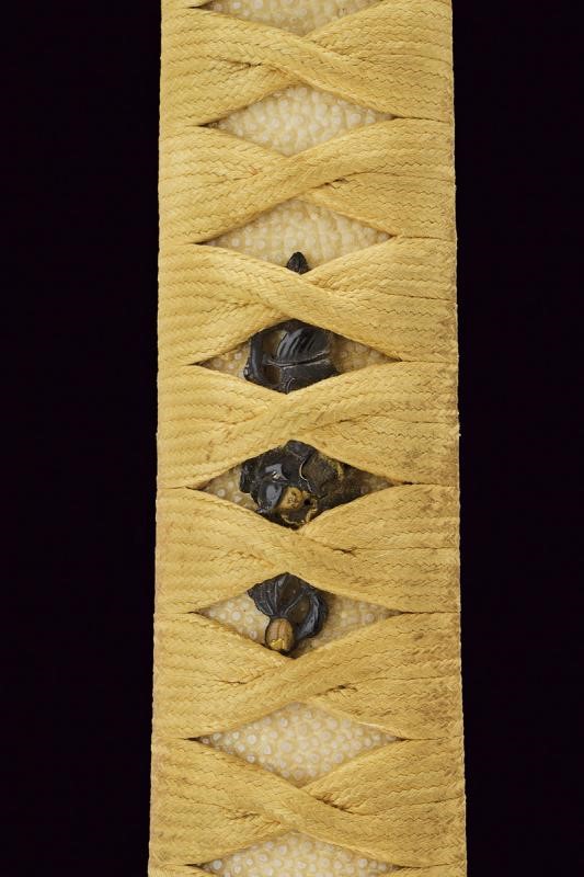 Mutsu no Kami Juji Wara Toshi Naga, Katana firmata con koshirae in ferro e legno laccato