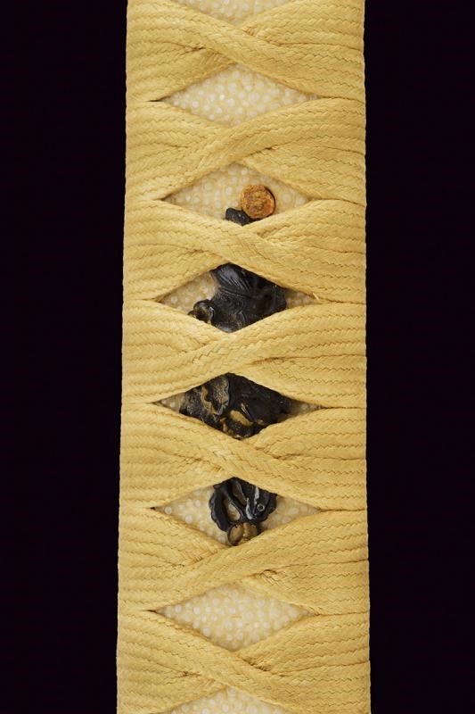 Mutsu no Kami Juji Wara Toshi Naga, Katana firmata con koshirae in ferro e legno laccato