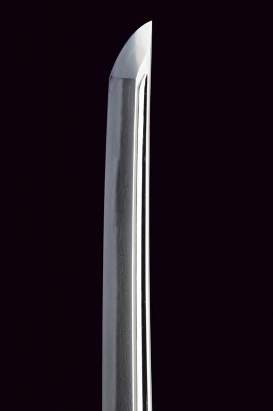 Mutsu no Kami Juji Wara Toshi Naga, Katana firmata con koshirae in ferro e legno laccato