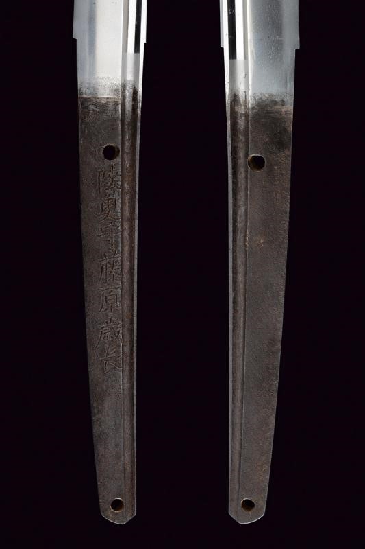 Mutsu no Kami Juji Wara Toshi Naga, Katana firmata con koshirae in ferro e legno laccato