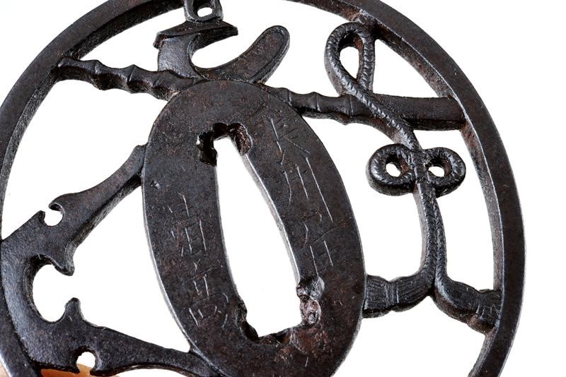 Chosu Ju Kiyotaka, Tsuba in ferro sukashi-bori con motivi di finimenti da cavallo