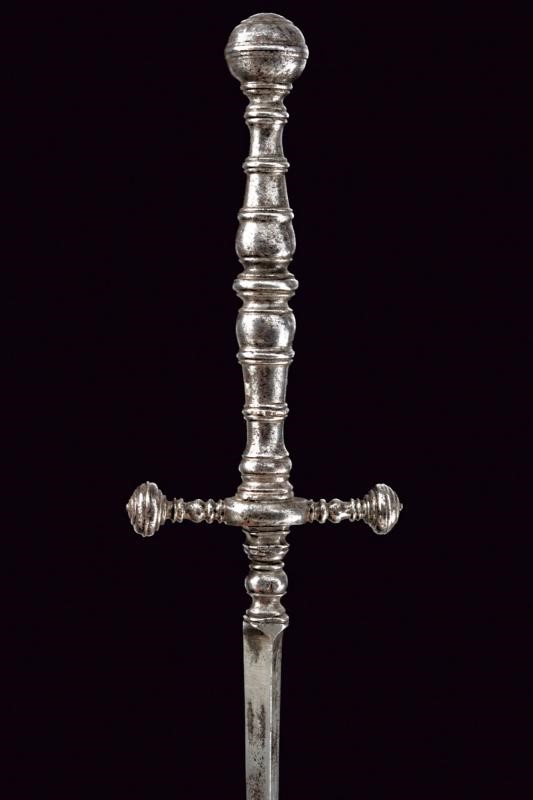 Stiletto, lama dritta in ferro massiccio, XVII secolo