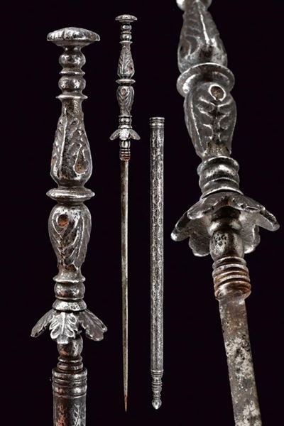 Stiletto italiano del XVII secolo con fodero inciso