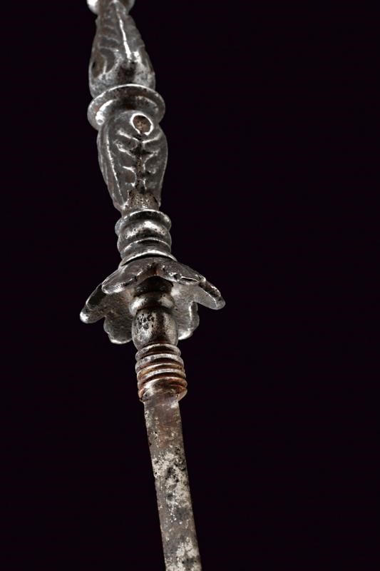 Stiletto italiano del XVII secolo con fodero inciso