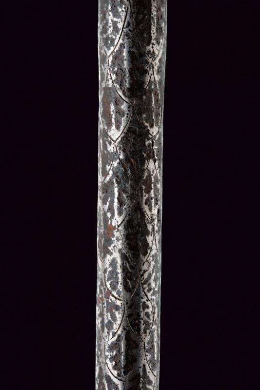 Stiletto italiano del XVII secolo con fodero inciso