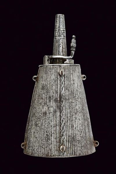Fiasca da polvere in ferro, tecnica Brescia, altezza 19 cm